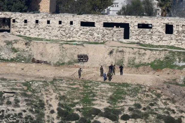 Batı Şeria’da Cenin kenti yakınlarında bulunan ve tahliye edilen İsrail yerleşimi Sanur’da İsrailli askerler (EPA)