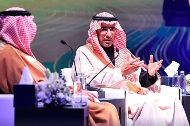 وزير الصناعة متحدثاً للحضور في مجلس صناعيي الرياض الثامن (الشرق الأوسط)