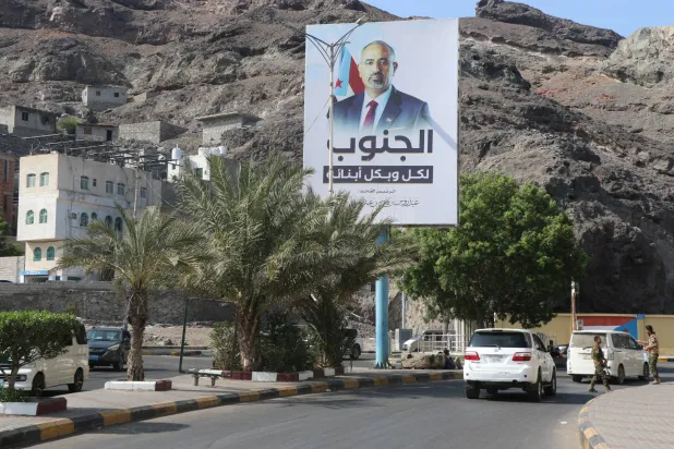 لوحة في عدن تعرض صورة عيدروس الزبيدي رئيس «المجلس الانتقالي الجنوبي» الداعي للانفصال (رويترز)
