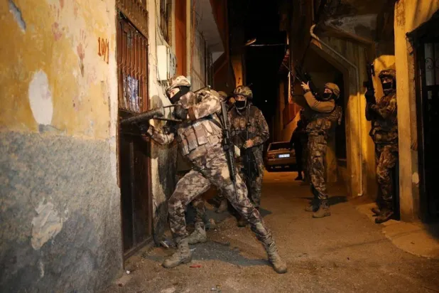 عناصر من قوات مكافحة الإرهاب التابعة لمديرية أمن إسطنبول خلال مداهمة لمنزل يقيم به عناصر من «داعش» (الداخلية التركية)