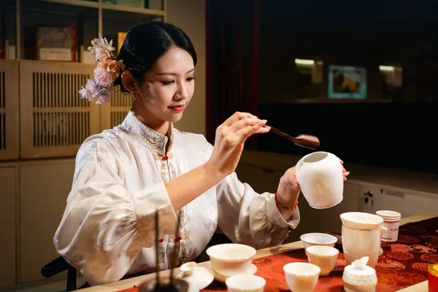 ثقافتان تتشاركان التعبير عن الموروث وصور الإبداع في مكانٍ واحد (وزارة الثقافة)