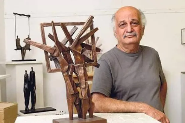 مكي حسين في مشغله