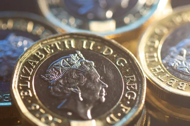 عملات معدنية من الجنيه الإسترليني (رويترز)