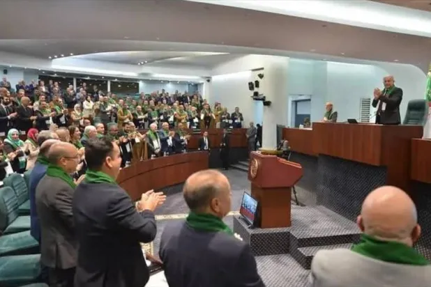 تصفيق في البرلمان الجزائري عقب التصويت على قانون تجريم الاستعمار (البرلمان)