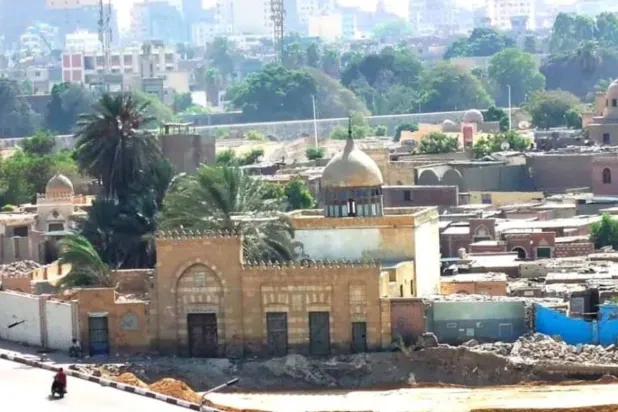 الضريح الذي دُفن فيه أحمد شوقي يخص عائلة زوجته (صفحة «جبانات مصر» على «فيسبوك»)