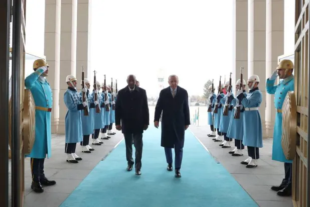 الرئيس التركي رجب طيب إردوغان خلال استقباله رئيس المجلس السيادي في السودان عبد الفتاح البرهان في أنقرة الخميس (الرئاسة التركية)