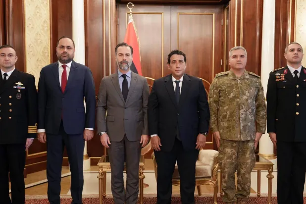 المنفي مستقبلاً سفير تركيا لدى ليبيا غوفين بيجيتش والوفد المرافق له الخميس (المجلس الرئاسي الليبي)
