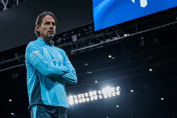 إنزاغي يتابع أداء لاعبيه خلال التدريبات الأخيرة (موقع النادي)