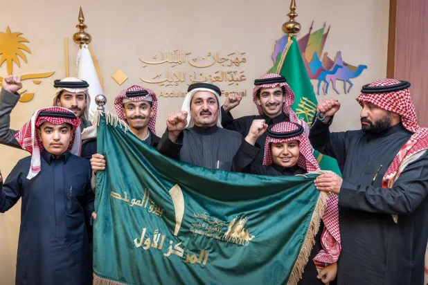 ابن سمار محتفلاً بالصدارة (الشرق الأوسط)