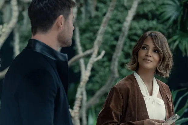 كريس همسوورث وهالي بَري في «جريمة 101» (أمازون - م ج م)