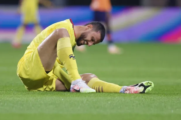 السومة متألماً بعد تعرضه للإصابة (تصوير: نايف العتيبي)