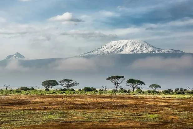 يشتهر جبل كليمنجارو بقمّته المغطّاة بالثلوج، ويلقب بـ«سقف إفريقيا» (أ.ب)
