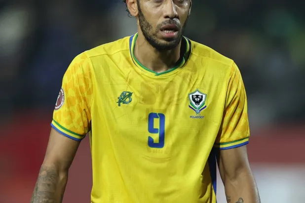 أوباميانغ خلال مشاركته مع الغابون في «كأس أفريقيا» (أ.ف.ب)