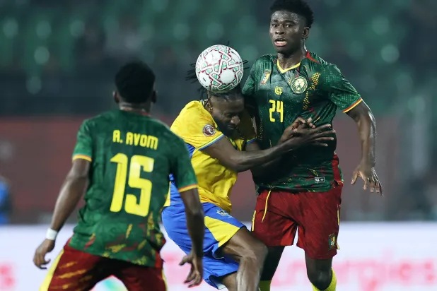 باليبا في صراع مع لاعب الغابون أندريه بوكو خلال مباراة المنتخبين الماضية (أ.ف.ب)