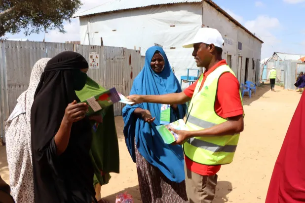 حملات حزبية في شوارع العاصمة الصومالية مقديشو لتشجيع الناخبين على المشاركة في الانتخابات (إ.ب.أ)