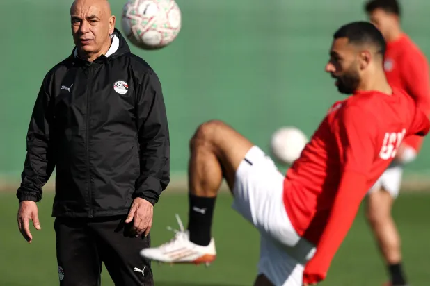 صلاح يداعب الكرة تحت أنظار المدرب حسام حسن (أ.ف.ب)