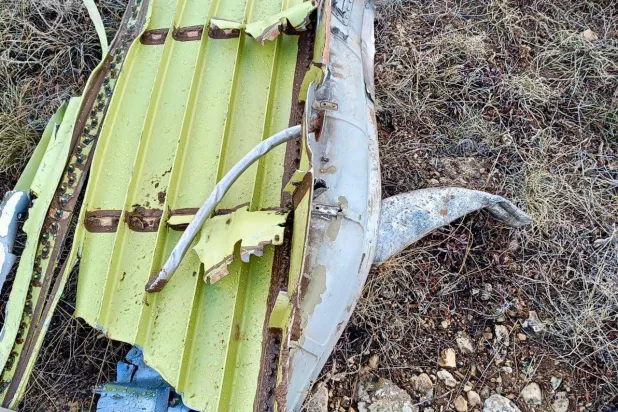 أجزاء من حطام الطائرة المنكوبة التي كانت تقلّ الحداد ورفاقه (وزارة الداخلية بغرب ليبيا)