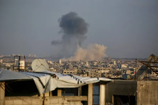  Gazze'nin Beyt Lahya kentinin kuzeydoğusundaki Yeşil Hat içinde İsrail ordusu tarafından gerçekleştirilen patlamaların ardından duman yükseliyor (AFP)