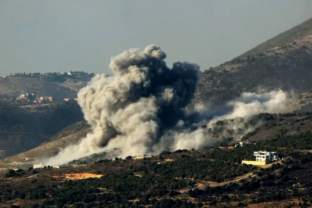 FILED - 27 November 2025, Lebanon, Mahmoudieh: Smoke billows after Israeli air raids on Hezbollah positions in the southern Lebanese village of Mahmoudieh. Photo: Stringer/dpa