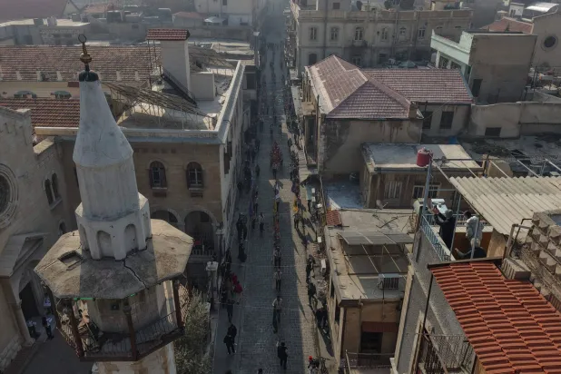 كشافة سوريون يسيرون في شارع بمدينة دمشق القديمة (أ.ف.ب)