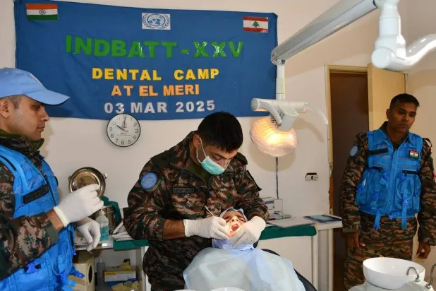 عناصر من «يونيفيل» يقدمون الرعاية الصحية لمواطنة في جنوب لبنان (يونيفيل)