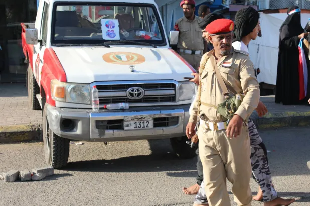 قوات تُدير نقطة تفتيش أمنية في مدينة عدن خلال مسيرة تُطالب باستقلال جنوب اليمن (إ.ب.أ)