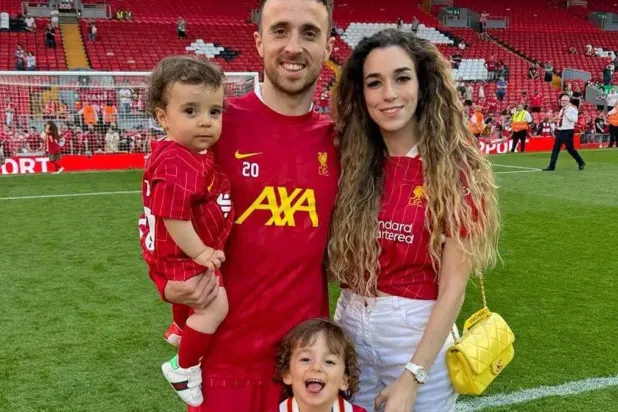 ديوغو جوتا لاعب ليفربول الراحل رفقة زوجته ونجليه (نادي ليفربول)