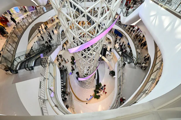 رواد أحد المراكز التجارية الكبرى في العاصمة الصينية بكين (أ.ف.ب)