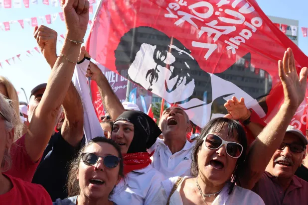 متظاهرون يرفعون صورة لرئيس بلدية إسطنبول أكرم إمام أوغلو مطالبين بإطلاق سراحه (حزب الشعب الجمهوري - إكس)