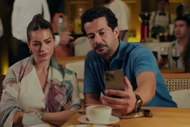 شريف سلامة وهنادي مهنا في لقطة من مسلسل «سنجل ماذر فاذر» (إم بي سي)