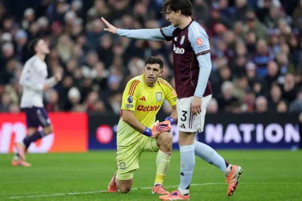 فيكتور لينديلوف لاعب أستون فيلا (رويترز)