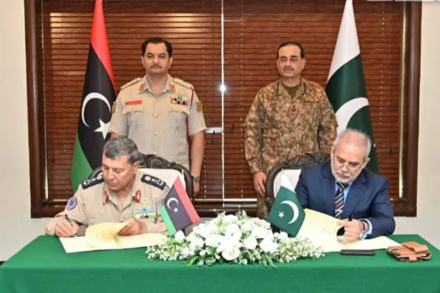 من مراسم توقيع اتفاق مشترك بين «الوطني الليبي» والجيش الباكستاني بحضور صدام حفتر وعاصم منير (إعلام القيادة العامة)