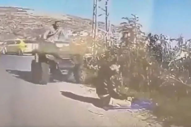 جندي احتياط إسرائيلي يصدم فلسطينياً بسيارته أثناء الصلاة بالضفة الغربية