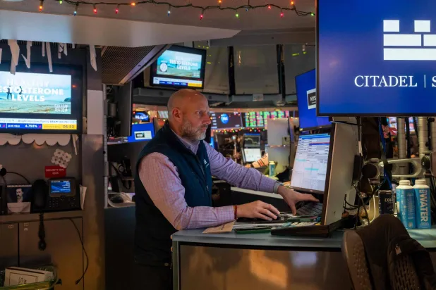 متداول يعمل في بورصة نيويورك (أ.ف.ب)