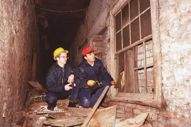 يضم الشارع المدفون محالاً تجارية وطريقاً قديماً (إنستغرام)