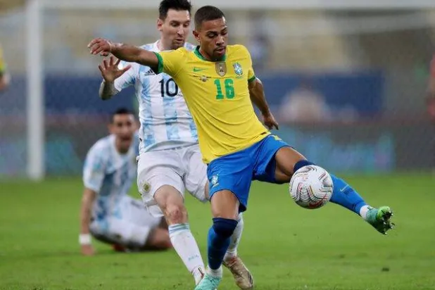 الظهير الأيسر البرازيلي رينان لودي (رويترز)