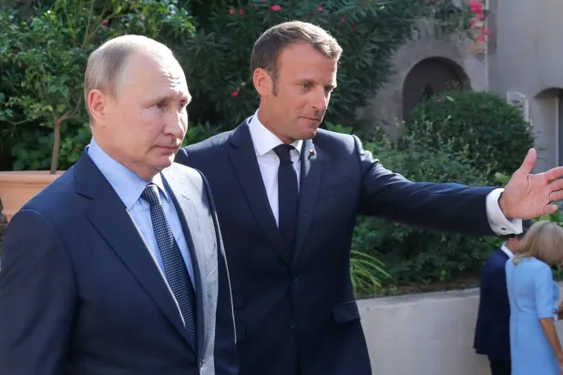 ماكرون يستقبل الرئيس الروسي فلاديمير بوتين بمقر إقامته الصيفي في حصن بريغانسون يوم 19 أغسطس 2019 (د.ب.أ)
