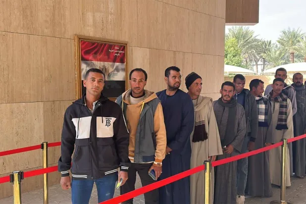 مصريون في طابور أمام القنصلية المصرية بالرياض قبل الإدلاء بأصواتهم الخميس (تنسيقية شباب الأحزاب)