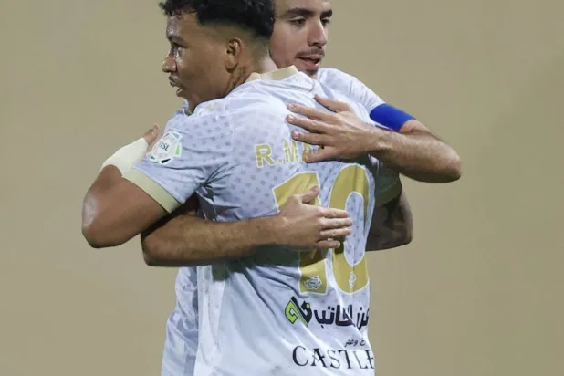 فرحة التعاون بالهدف الأول (تصوير: نايف العنزي)