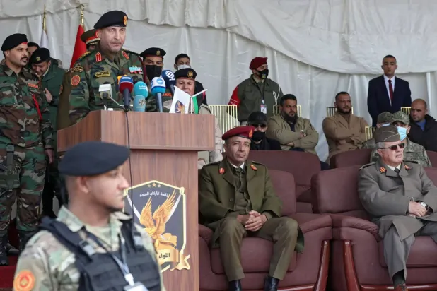 Haddad, başkent Trablus'ta düzenlenen mezuniyet töreninde yeni subay grubuna hitap ediyor (Arşiv - AFP)