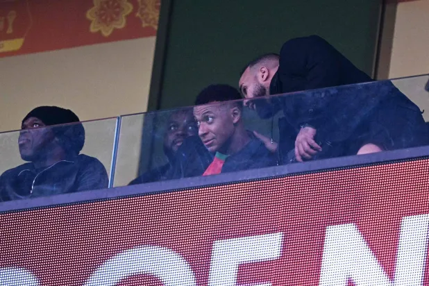 مبابي يتابع المباراة من المدرجات (أ.ف.ب)