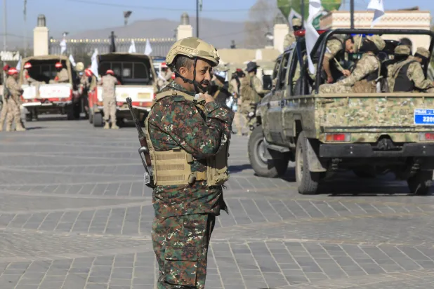 
الحوثيون يتربصون بالحكومة اليمنية مستغلين الخلافات بين مكونات الشرعية (إ.ب.أ)