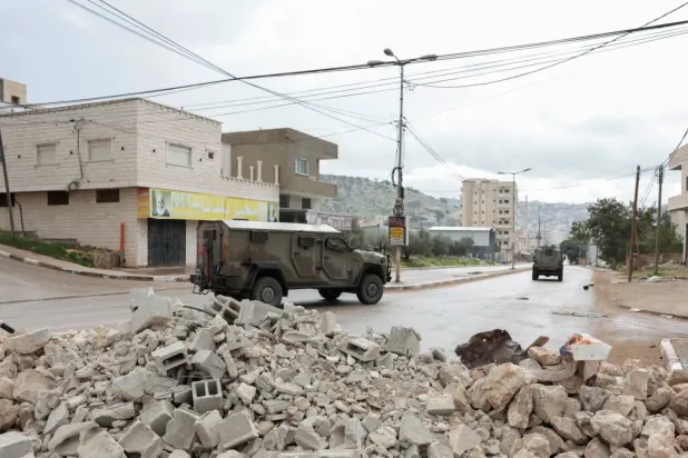 İsrail'in Cenin yakınlarındaki Kabatiya kasabasına düzenlediği baskında askeri araçlar çalışıyor (Reuters)