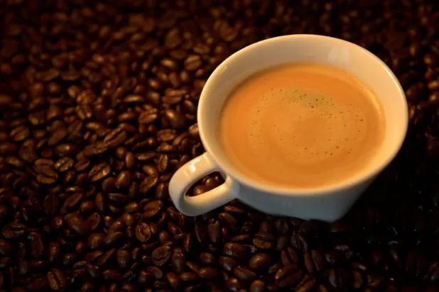 شرب القهوة يُؤثر على نسبة الحموضة في المعدة (رويترز)