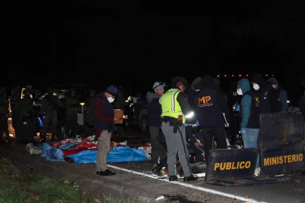 أفراد من الشرطة في مسرح الحادث (أ.ف.ب)