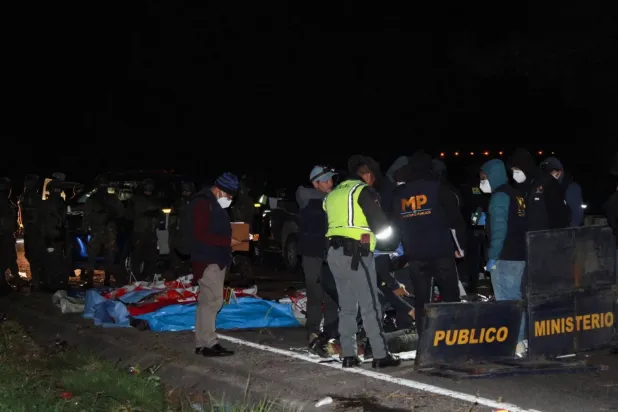 Olay yerindeki polis memurları (AFP)