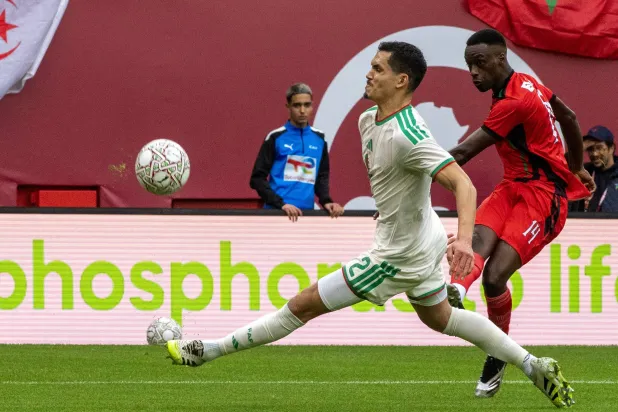 عيسى ماندي مدافع منتخب الجزائر (إ.ب.أ)