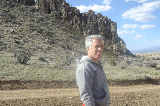 جيفري إبستين المدان بجرائم جنسية في صورة أفرجت عنها وزارة العدل الأميركية هذا الأسبوع (رويترز)