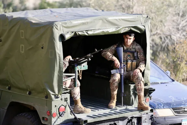 دورية للجيش اللبناني في موقع استهداف إسرائيلي لسيارة في بلدة عقتنيت بجنوب لبنان (إ.ب.أ)