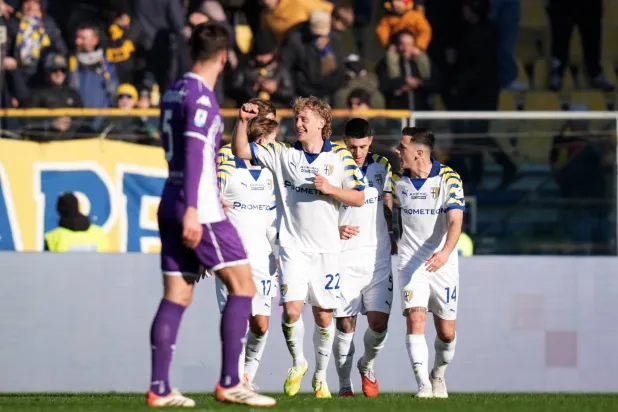 احتفالية لاعبي بارما بالفوز على الفيولا (إ.ب)